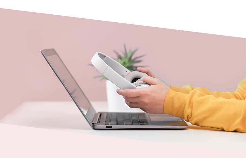 Deutsch Online lernen mit Laptop und Kopfhörern: flexibler Sprachkurs zuhause