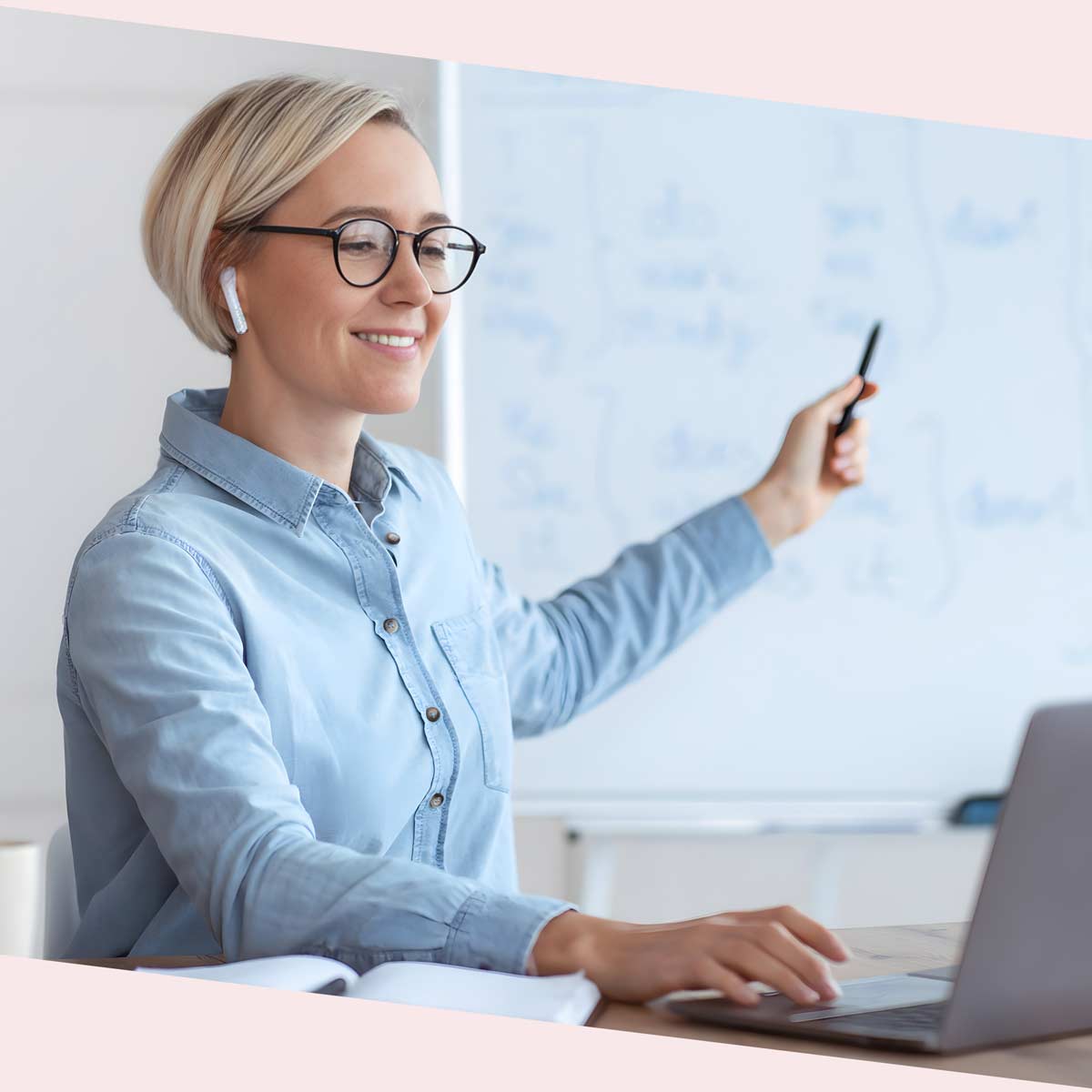 Deutsch Online starten: Trainerin erklärt im Live-Unterricht per Laptop