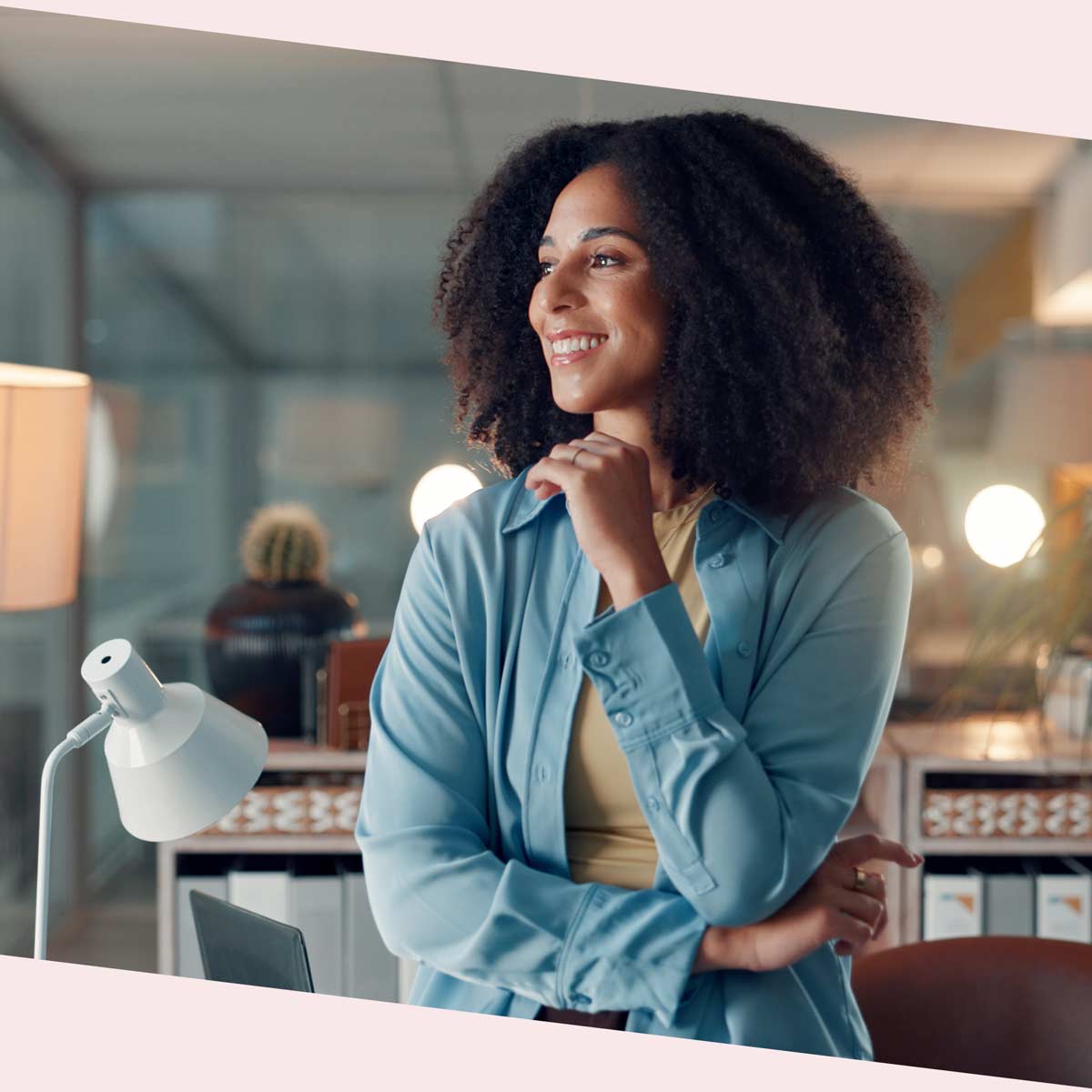 Deutsch Online lernen: Teilnehmerin denkt motiviert über ihren Sprachkurs nach